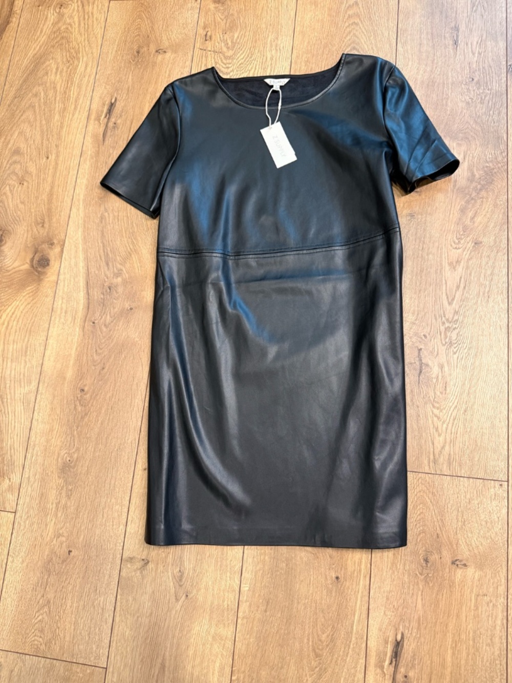 Very cute vegan "leather" dress super soft and buttery.